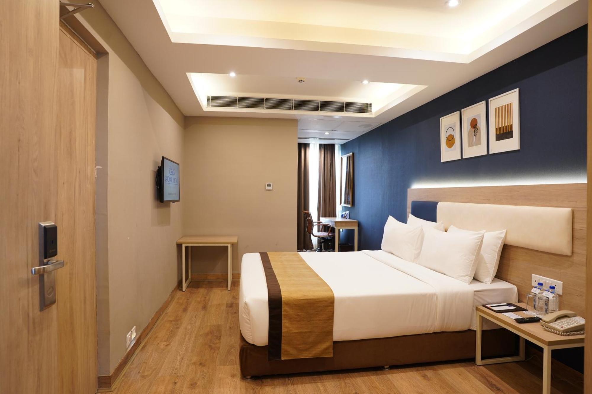 Sarovar Portico Hotel *